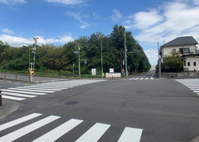 【展望】 | ライジングプレイス八王子みなみ野 | 眺望を気にして物件を探す場合、前面に建物が建っていないか現地で確認しましょう！前面に建物があると景色はもちろん、日当たりや風通しにも影響が出てきます。住んだ時のことを想像しながら現地見学をしましょう。