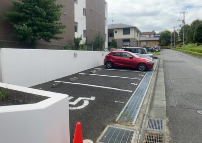 【駐車場】 | ライジングプレイス八王子みなみ野 | 駐車場と明記されていても、最小スペースでつくられた駐車場だと大型車は駐車できなかったり、出入りしにくくなったりする可能性があります。お車のサイズと購入したい物件の駐車場のサイズを現地で確認しましょう。