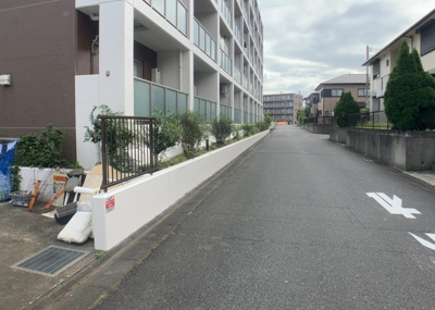 【庭】 | ライジングプレイス八王子みなみ野 | 庭があることでガーデニングや家庭菜園はもちろん、こどもの遊び場やペットを放して遊ぶことができます。また、家の周囲に余裕があるということです。隣地との間があれば、十分な日当たりと、風通しが確保できます。