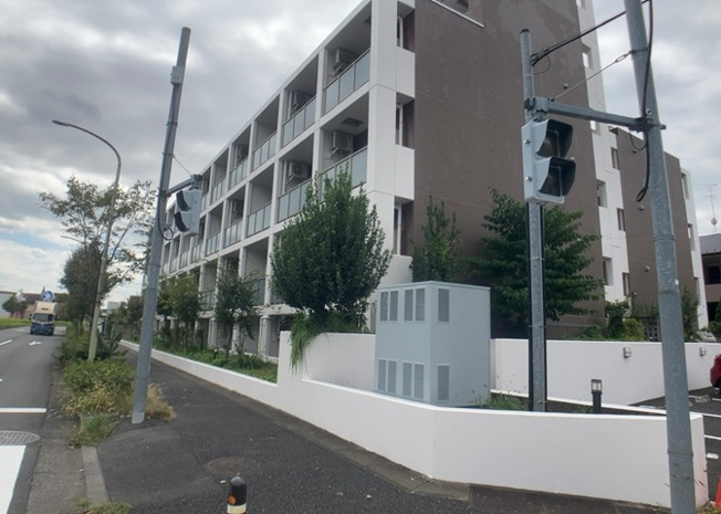 【外観】 | ライジングプレイス八王子みなみ野 | 住宅用の土地では前面道路に2m以上接していなければならないと法律で定められています。しかし、お持ちの車のサイズやライフスタイルなどにより、2mでは利便が悪い場合もございますので、事前に確認しましょう。