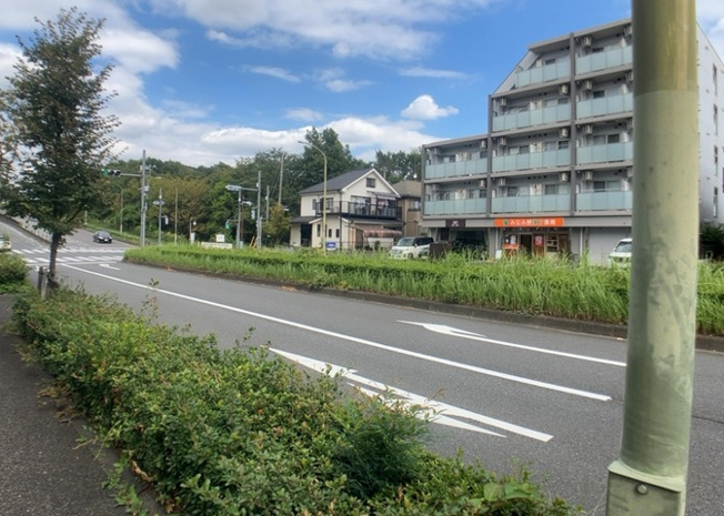 【展望】 | ライジングプレイス八王子みなみ野 | 桜や紅葉の名所に出かける人は多いと思いますが、家にいながら季節の移ろいを感じる生活を送りませんか？リビングや窓から見える景色が生活を彩るワンポイントに！現地から見える景色を堪能してみては如何でしょう。