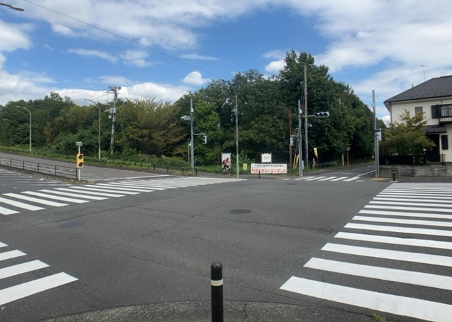 【展望】 | ライジングプレイス八王子みなみ野 | 眺望を気にして物件を探す場合、前面に建物が建っていないか現地で確認しましょう！前面に建物があると景色はもちろん、日当たりや風通しにも影響が出てきます。住んだ時のことを想像しながら現地見学をしましょう。