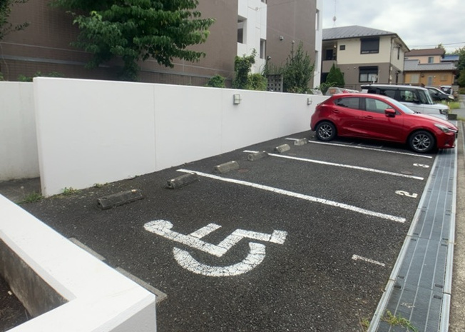 【駐車場】 | ライジングプレイス八王子みなみ野 | 駐車場と明記されていても、最小スペースでつくられた駐車場だと大型車は駐車できなかったり、出入りしにくくなったりする可能性があります。お車のサイズと購入したい物件の駐車場のサイズを現地で確認しましょう。