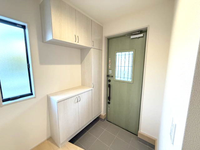 リーブルガーデンS前橋市北代田町第７　１号棟の玄関|収納もある使い勝手の良い玄関です