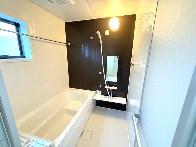 リーブルガーデンS前橋市北代田町第７　１号棟のキッチン|人気のカウンターキッチン採用です☆ゴミ出しに便利な勝手口付き！
コンロも３口ご用意しています！調理スペースも広くストレスなくお料理できます。
浄水器つきなので美味しいお水も飲めますよ♪