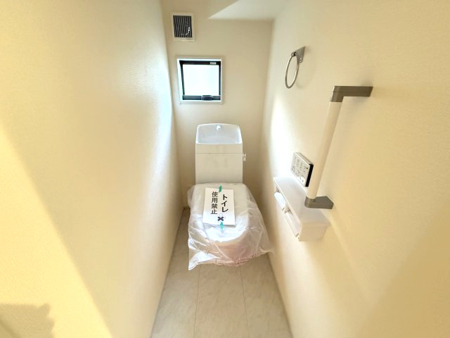 リーブルガーデンS前橋市北代田町第７　１号棟の居間・リビング|18帖リビング♪人気の対面式キッチンを配した空間はお好みの家具も合わせやすく、家族がくつろぐ快適な空間造りをサポート。窓からは明るい陽光が差し込みます。