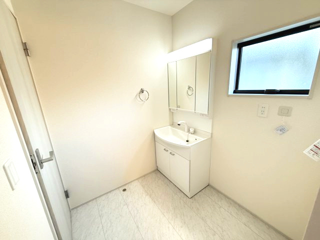 リーブルガーデンS前橋市北代田町第７　１号棟のトイレ|1階トイレです。清潔感のある白を基調としています。
温水洗浄・便座暖房機能の付いた快適なトイレです☆