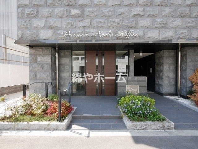 プレサンス難波ラフィーネのエントランス|建物の内部です