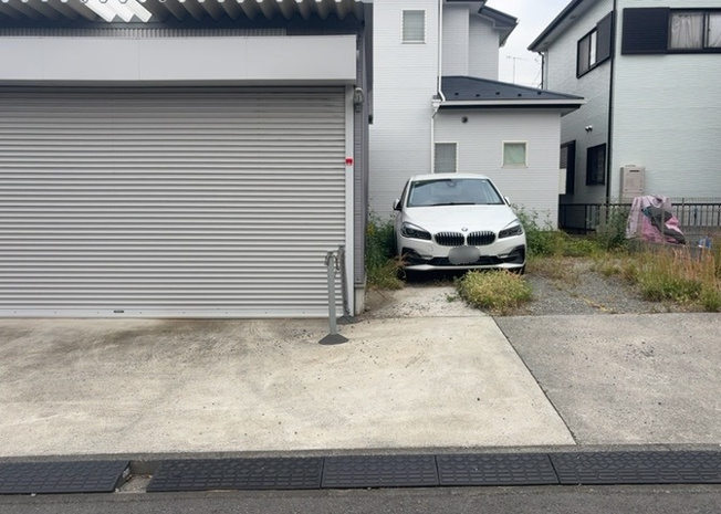 【外観】 | 現地に行くなら、物件の周囲の地形がどうなっているかを見ることも大切です。周辺より低くなっている土地では、大雨などで水が集まりやすいため、地盤が弱くなっているということも考えられるため、注意が必要です。