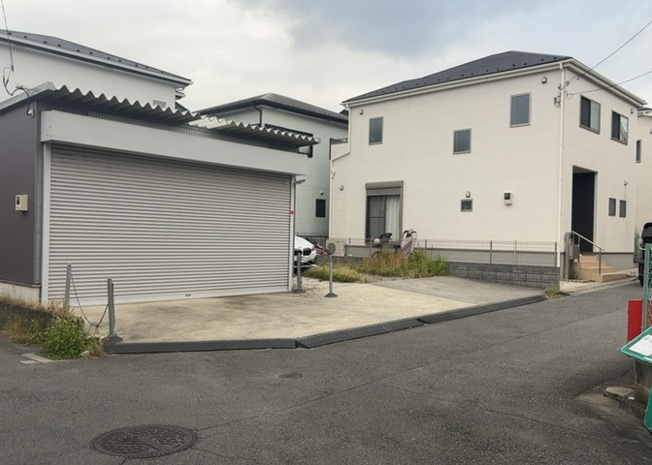 【外観】 | 土地購入を検討されている場合、境界杭がない状態で購入してしまうと境界確定測量をする必要があり、費用がかかります。購入の前に、売主、隣土地所有者立ち合いのもと境界を確定し境界杭を設置するのがベストです。