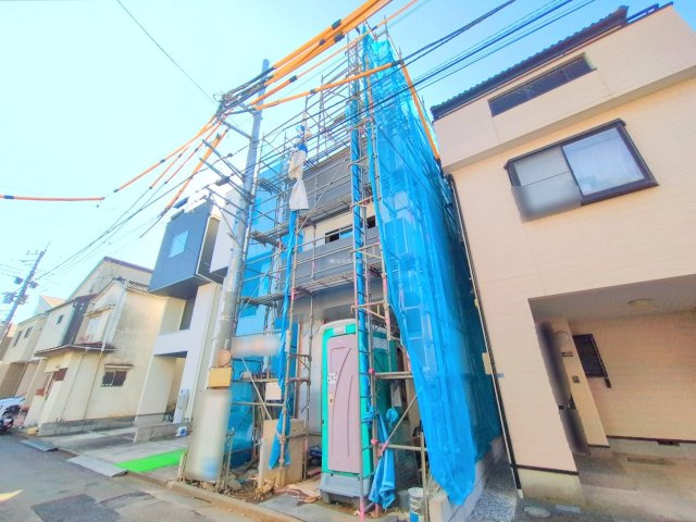 富士見市上沢１丁目の新築一戸建の外観|LDK16.5帖以、家族が繋がるリビングイン階段&対面キッチン採用♪
ビルトイン車庫付きで大切なお車も安心です。