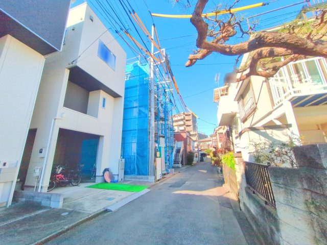 富士見市上沢１丁目の新築一戸建の前面道路含む現地写真|北東側約4ｍ公道の前面道路