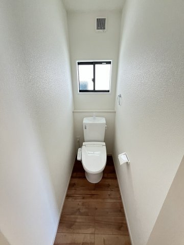 【トイレ】 | 大野城市南ヶ丘3丁目3期　1号棟（全2棟）【仲介手数料無料・0円】 | 現地写真。1階のトイレです。