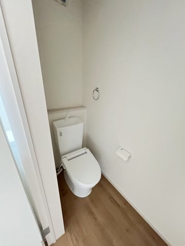 【トイレ】 | 大野城市南ヶ丘3丁目3期　1号棟（全2棟）【仲介手数料無料・0円】 | 現地写真。2階にもトイレです。