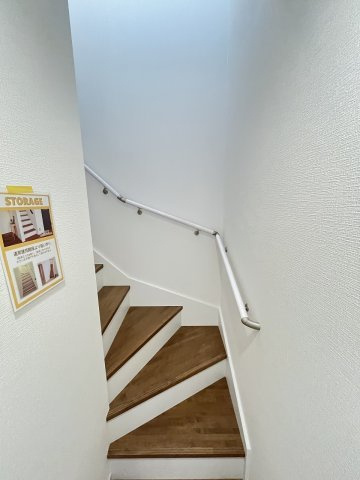 【内装】 | 大野城市南ヶ丘3丁目3期　1号棟（全2棟）【仲介手数料無料・0円】 | 現地写真。2階へ上がる階段です。手摺もついて安全ですね。