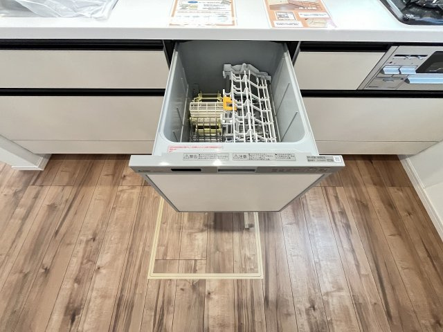 【キッチン】 | 大野城市南ヶ丘3丁目3期　1号棟（全2棟）【仲介手数料無料・0円】 | 現地写真。食洗器が付いてます。