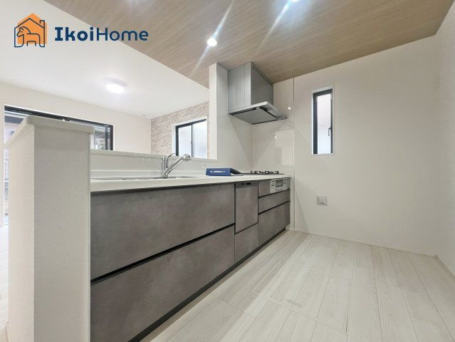 神戸市西区桜が丘西町2丁目　新築戸建てのキッチン|【ホームページに現地動画掲載中】●年中無休：当日予約可●収納力豊富！浄水器付き！