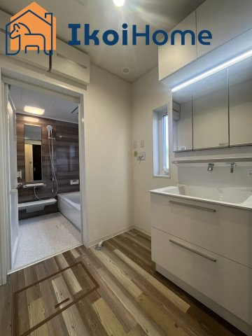 神戸市西区桜が丘西町2丁目　新築戸建ての洗面所|◆同社施工例◆洗面台はお化粧をする時にも便利な３面鏡＆お掃除の際にも便利なハンドシャワータイプです。