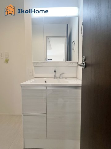 神戸市西区桜が丘西町2丁目　新築戸建ての洗面所|【ホームページに現地動画掲載中】●年中無休：当日予約可●洗面台はお化粧をする時に便利な３面鏡。