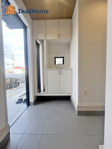 神戸市西区桜が丘西町2丁目　新築戸建ての玄関|【ホームページに現地動画掲載中】●年中無休：当日予約可●コの字型の大型靴箱がございます！