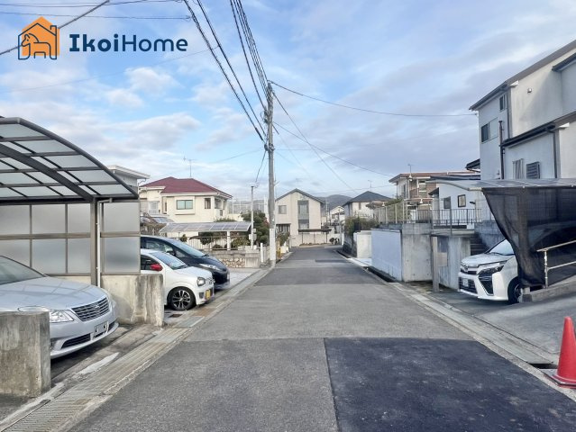 神戸市西区桜が丘西町2丁目　新築戸建ての前面道路含む現地写真|【ホームページに現地動画掲載中】●年中無休：当日予約可●前面道路広く6ｍ！交通量も少なく安心！