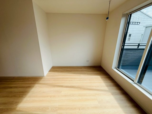 久喜市吉羽　第6期　全5邸の洋室|〇洋室　8帖〇
バルコニー面するウォークインクローゼット付き主寝室。大きな窓で２階居室にもしっかりと陽ざしが届いて明るい室内♪
2025年10月撮影