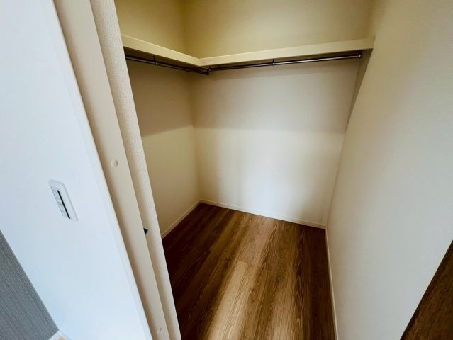 久喜市吉羽　第6期　全5邸の収納|〇ウォークインクローゼット〇
パイプや枕棚で空間を立体的に使います。衣類の種類や使用頻度に合わせて整頓できます（＾＾）
2025年10月撮影