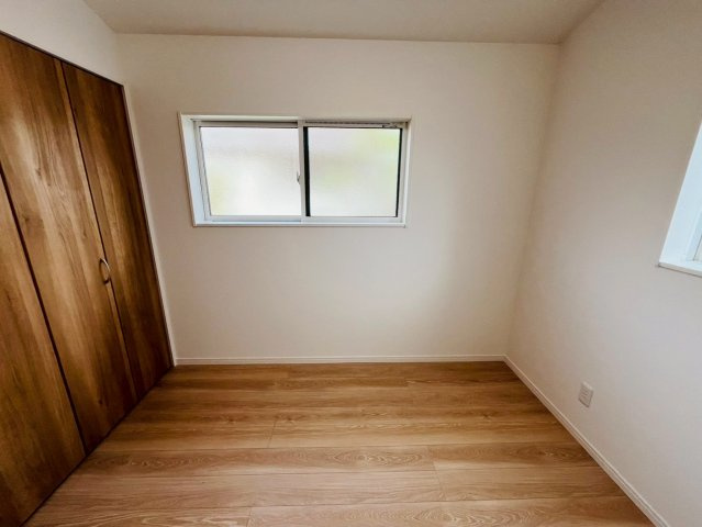 久喜市吉羽　第6期　全5邸の洋室|〇洋室　5.1帖〇
窓から明るい日差しが差し込みます。
2025年10月撮影