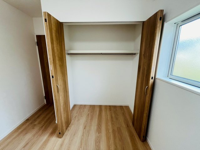 久喜市吉羽　第6期　全5邸の洋室|〇洋室　5.1帖〇
各居室に収納付きで住みやすさにこだわっています！
2025年10月撮影