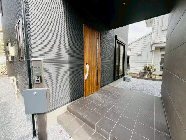 久喜市吉羽　第6期　全5邸の玄関|〇玄関〇
ブラックの外壁に木目調の扉が映える玄関。
2025年10月撮影