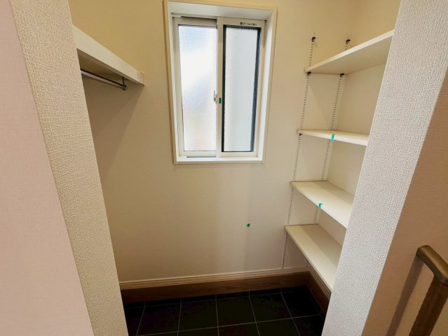 久喜市吉羽　第6期　全5邸の玄関|〇シューズインクローク〇
可動棚付きのシューズインクローク♪季節物の長いブーツもスッキリ収納できます。土間空間なので、ベビーカーやアウトドアグッツなども収納できます。
2025年10月撮影