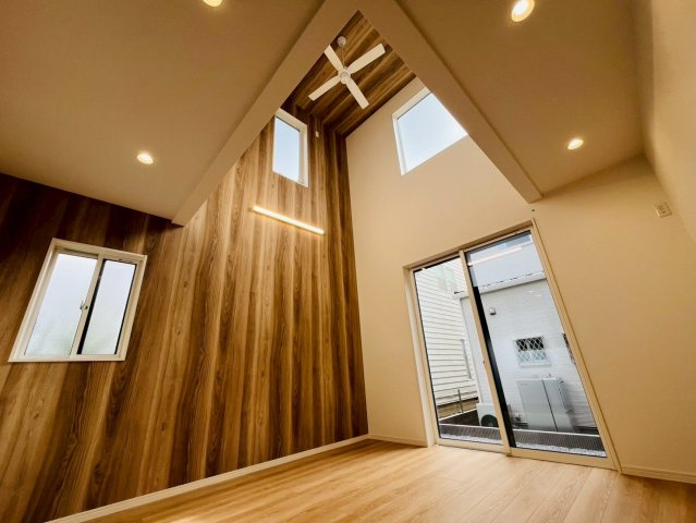 久喜市吉羽　第6期　全5邸の居間・リビング|〇リビング〇
開放感のある吹き抜けのリビング♪明るい日差しが差し込みます（＾＾）
2025年10月撮影