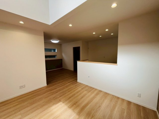 久喜市吉羽　第6期　全5邸の居間・リビング|〇リビング〇
広々18.2帖！落ち着きのある木目調目のリビングです。
2025年10月撮影