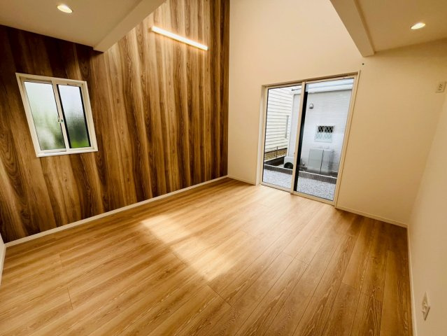 久喜市吉羽　第6期　全5邸の居間・リビング|〇リビング〇
南面に窓がございますので太陽の光を反射し、室内を明るく保つことができます（＾＾）
2025年10月撮影