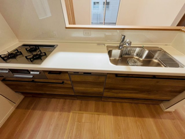 久喜市吉羽　第6期　全5邸のキッチン|〇キッチン〇
広々作業場、三口コンロでお料理の準備も捗ります（＾＾）食洗器付きで忙しい家事の味方になります♪
2025年10月撮影