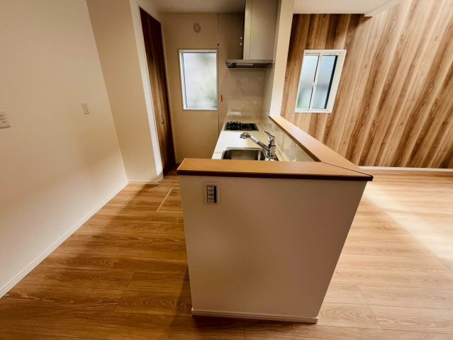 久喜市吉羽　第6期　全5邸のキッチン|〇キッチン〇
お料理をしながら、後片付けをしながら会話がはずむ対面キッチン♪嬉しいパントリー付きです（＾＾）
2025年10月撮影