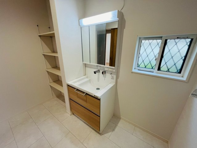 久喜市吉羽　第6期　全5邸の独立洗面台|〇洗面所〇
ご家族揃って身支度可能なゆとりの洗面室♪洗面所にはリネンスペースを設けました。タオルや着替えを置いておくことができます（＾＾）
2025年10月撮影