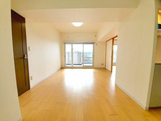 高知市九反田　中古マンションの居間・リビング|南向きのバルコニーから明るい日差しがたっぷり入り、家族の時間を優しく包みます