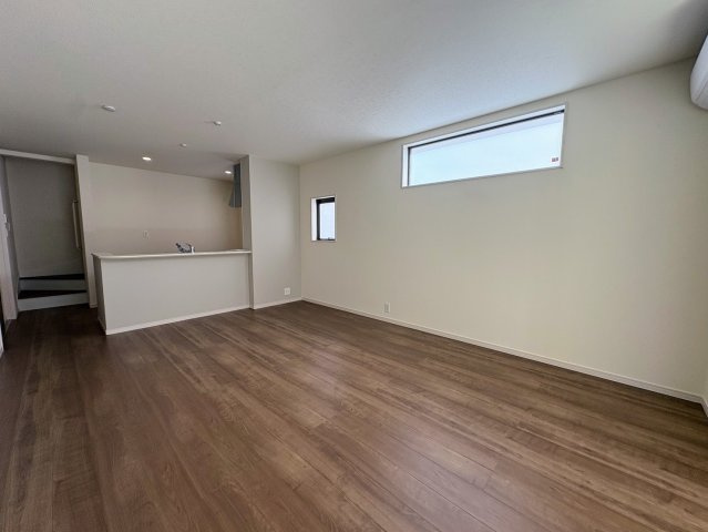 リーブルガーデン沖縄市南桃原・３号棟の居間・リビング|明るく広々としたLDK16帖／カウンターキッチン