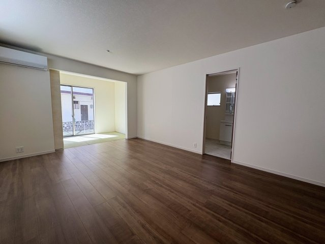 リーブルガーデン沖縄市南桃原・３号棟の居間・リビング|明るく広々としたLDK16帖＋タタミコーナー３帖