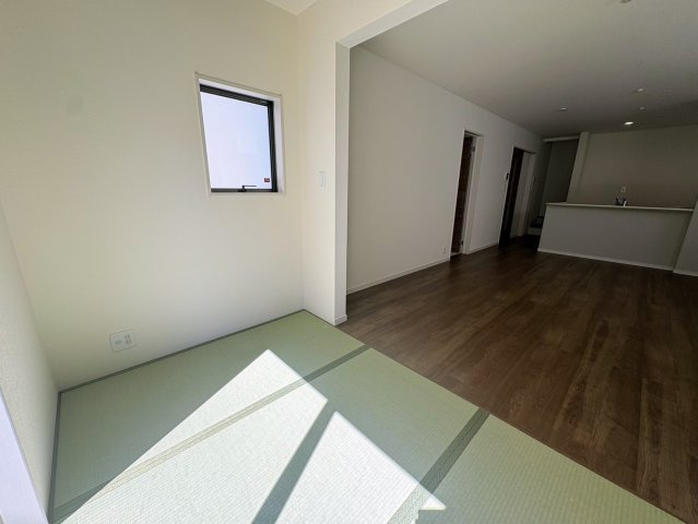 リーブルガーデン沖縄市南桃原・３号棟の和室|リビングに隣接する、二面採光のタタミコーナー３帖