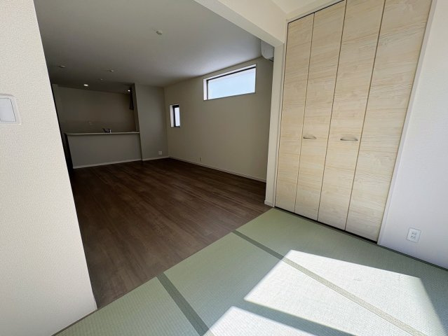 リーブルガーデン沖縄市南桃原・３号棟の和室|リビングに隣接する、二面採光のタタミコーナー３帖・押し入れ収納付き