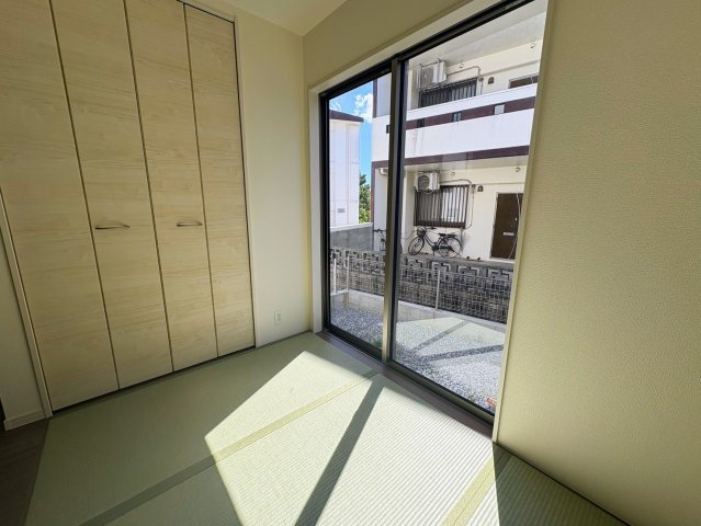 リーブルガーデン沖縄市南桃原・３号棟の和室|生活に和の趣をもたらす、二面採光のタタミコーナー３帖・押し入れ収納付き