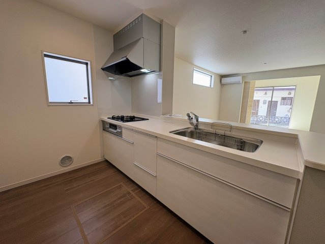 リーブルガーデン沖縄市南桃原・３号棟のキッチン|コミュニケーションの取りやすい対面式システムキッチン／換気窓＆床下収納