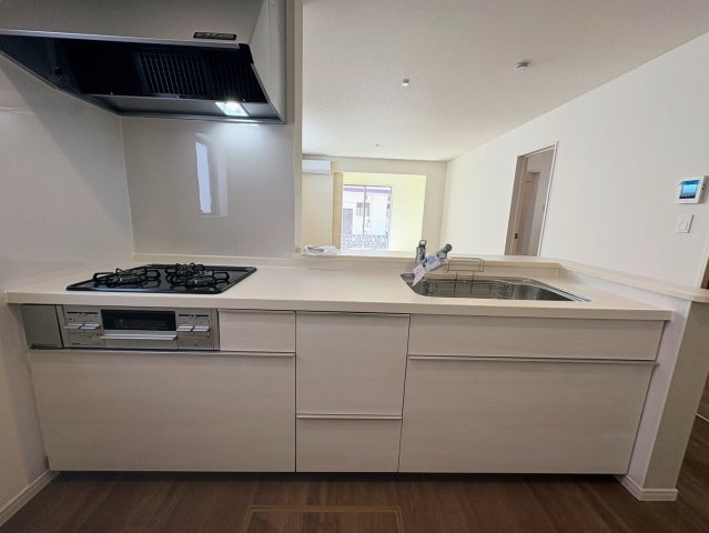 リーブルガーデン沖縄市南桃原・３号棟のキッチン|会話の弾む対面式のキッチン／リビングの眺め