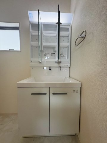 リーブルガーデン沖縄市南桃原・３号棟の独立洗面台|ハンドシャワー付き洗面化粧台＆洗濯機置場／洗面室に窓