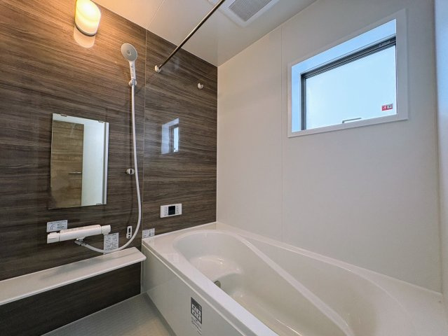 リーブルガーデン沖縄市南桃原・３号棟の浴室|換気暖房乾燥機付きユニットバス／物干し竿＆浴室窓付き