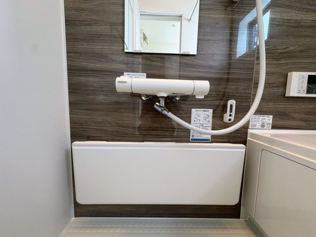 リーブルガーデン沖縄市南桃原・３号棟の浴室|浴室に設置された折り畳みカウンター