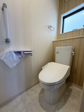 リーブルガーデン沖縄市南桃原・３号棟のその他|１階トイレ・換気窓＆手すり付き／温水洗浄便座