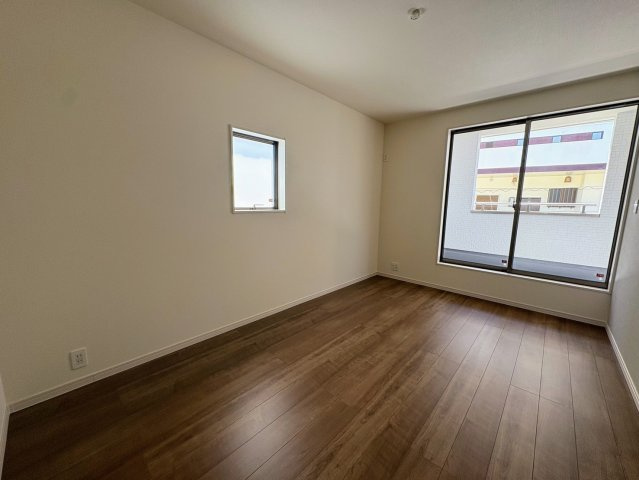 リーブルガーデン沖縄市南桃原・３号棟の洋室|二面採光の２階主寝室７帖①バルコニー出入口